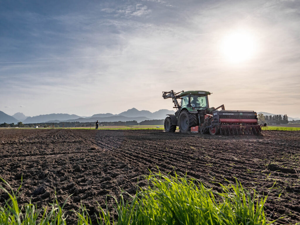 Traktor bei der Aussaat im Biosphären-Getreidegarten