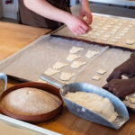 Frisch ausgestochenes "Bergsteigerglück" auf einem Backblech