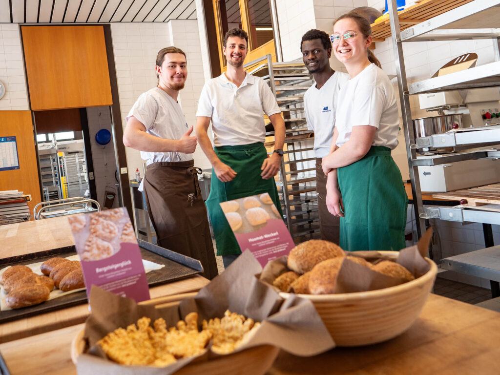 Bäckerlehrlinge der Berufsschule während der Rezeptübergabe
