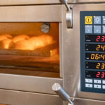 Semmeln im Backofen einer Bäckerei