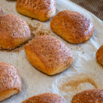 Frisch gebackene Hoamat Weckerl auf einem Blech