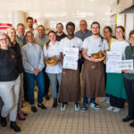 Gruppenfoto bei der Rezeptübergabe in der Berufsschule