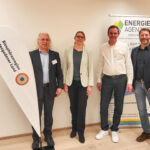 Gruppenfoto: v.l.n.r.: Gerhard Marx, Energieberater, Bettina Mühlbauer, Geschäftsführerin der Energieagentur, Florian Brunner, Geschäftsführer der Wohnbauwerk, Dr. Peter Loreth, Leiter der Biosphären-Verwaltungsstelle