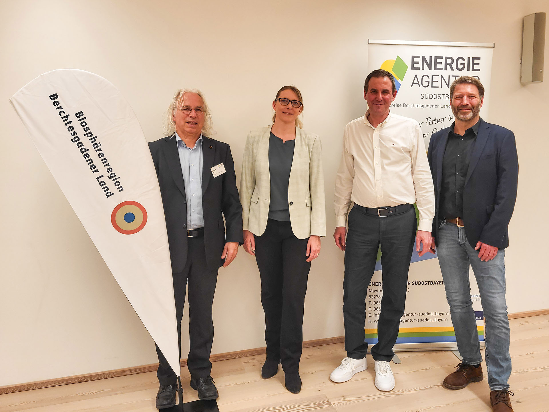 Gruppenfoto: v.l.n.r.: Gerhard Marx, Energieberater, Bettina Mühlbauer, Geschäftsführerin der Energieagentur, Florian Brunner, Geschäftsführer der Wohnbauwerk, Dr. Peter Loreth, Leiter der Biosphären-Verwaltungsstelle