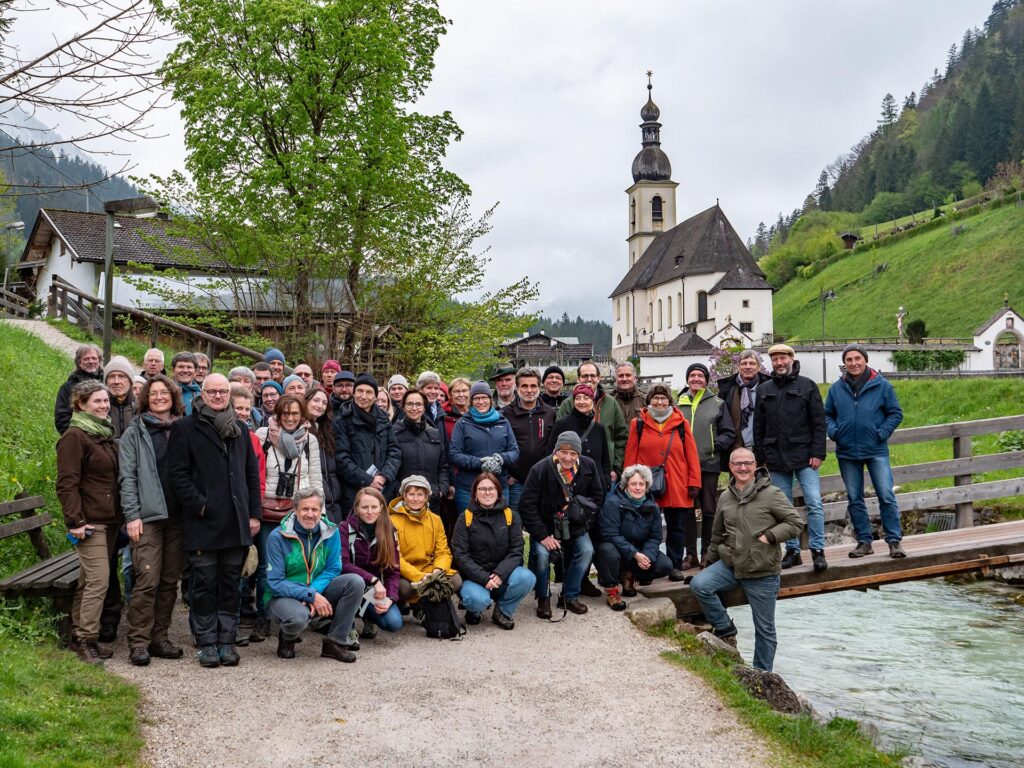 Gruppenfoto der Mitglieder der AGBR und des MAB-Nationalkomitees bei der Exkursion im Bergsteigerdorf Ramsau – trotz nicht ganz optimaler Wetterbedingungen konnten die Teilnehmenden einen vielfältigen und positiven Eindruck von der Biosphärenregion Berchtesgadener Land gewinnen.
