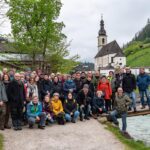 Gruppenfoto der Mitglieder der AGBR und des MAB-Nationalkomitees bei der Exkursion im Bergsteigerdorf Ramsau – trotz nicht ganz optimaler Wetterbedingungen konnten die Teilnehmenden einen vielfältigen und positiven Eindruck von der Biosphärenregion Berchtesgadener Land gewinnen.