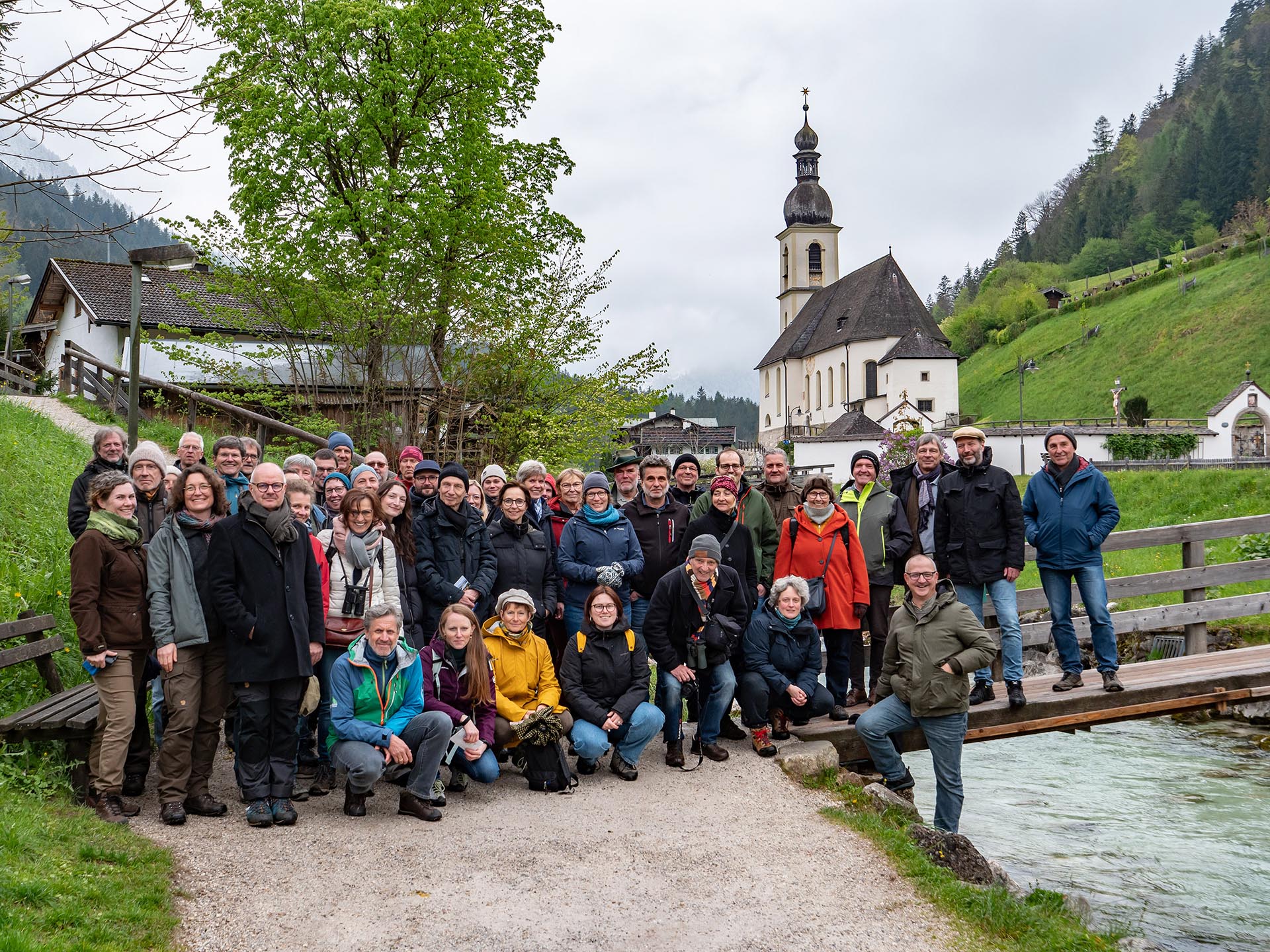 Gruppenfoto der Mitglieder der AGBR und des MAB-Nationalkomitees bei der Exkursion im Bergsteigerdorf Ramsau – trotz nicht ganz optimaler Wetterbedingungen konnten die Teilnehmenden einen vielfältigen und positiven Eindruck von der Biosphärenregion Berchtesgadener Land gewinnen.
