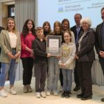 Gruppenfoto bei der Auszeichnung zur Nationalpark- und Biosphärenschule mit Vertreterinnen und Vertretern der Mittelschule Freilassing