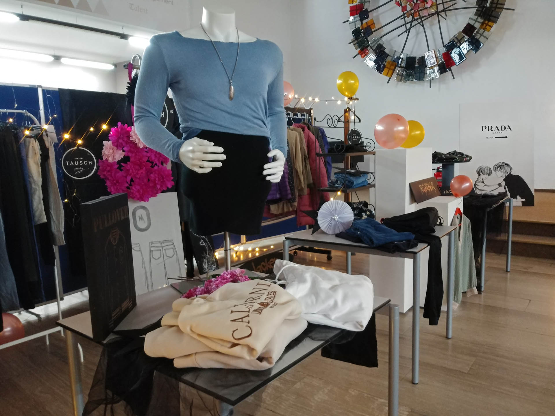 Flohmarkt-Stand mit hochwertigen Second-Hand-Kleidungsstücken