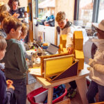 Schulkinder zeigen am Markt der Möglichkeiten aktuelle Projekte