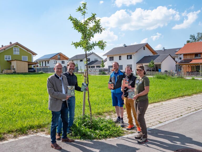 Vertreter der Biosphären-Verwaltungsstelle und der Stadt Laufen an den neu gepflanzten Biosphären-Wildbienenbäumen
