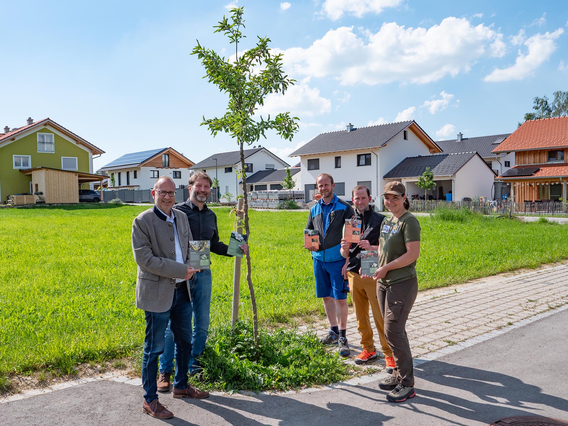 Vertreter der Biosphären-Verwaltungsstelle und der Stadt Laufen an den neu gepflanzten Biosphären-Wildbienenbäumen