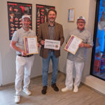 Die Metzgermeister Sichert und Braunsperger zusammen mit Dr. Peter Loreth, Leiter der Verwaltungstelle der Biosphärenregion, bei der Verleihung des Biosphären-Produkt-Zertifikats für die Biosphären-Kabanossi