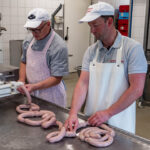 Die Metzgermeister Sichert und Braunsperger bei der Herstellung der Biosphären Kabanossi